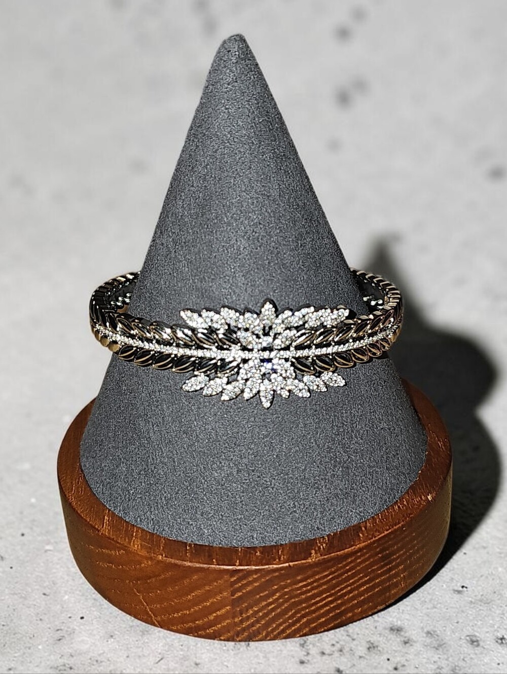 Sassified Boutique Nwt Elegant Silver Crystal Leaf Bangle Bracelet